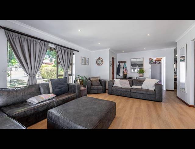 3 BEDROOM HOUSE FOR SALE IN UITZICHT